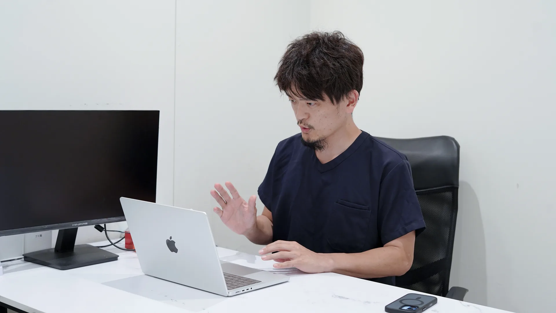 独立後の運営支援について相談する様子